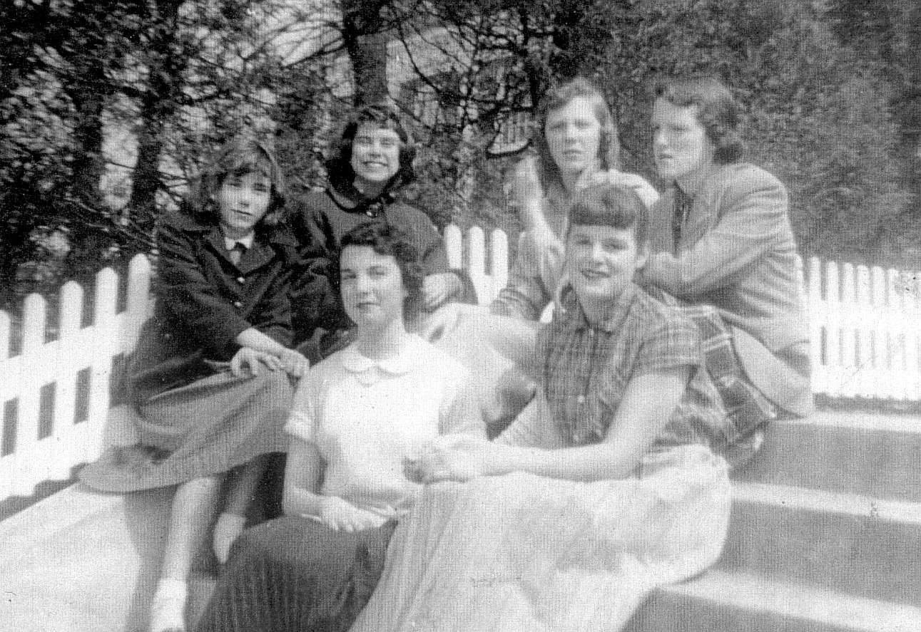 TWRNHSGirlsonSteps.jpg